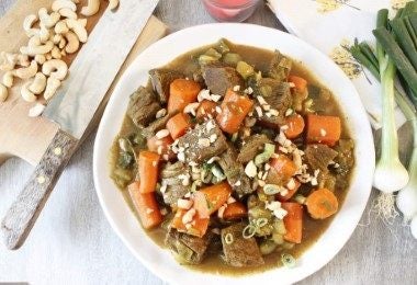 Plato de guiso de vegetales con zanahorias, cebolla y marañones troceados