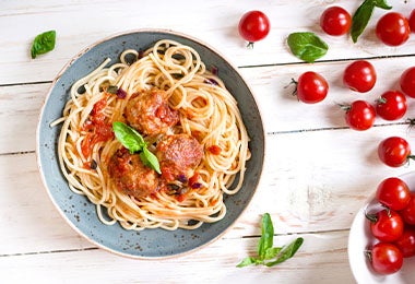 Las albóndigas con carne molida se pueden usar para los espaguetis.