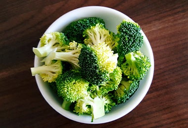 Brócolis en un plato blanco, listos para usar en cualquier tipo de receta