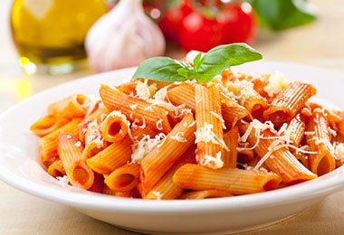 Penne con salsa napolitana y queso, una receta tradicional con jitomate.