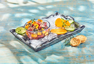 Una receta de ceviche con atún y mango, una gran combinación de sabores.