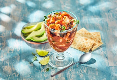 Una receta de ceviche con camarones y jitomates.