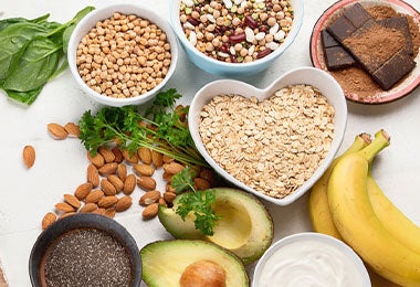 Recipientes con semillas, frutas y granos porciones de alimentos