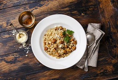 Risotto de hongos comestibles con queso parmesano