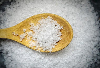 Cuchara en la que hay sal para hacer salmuera.