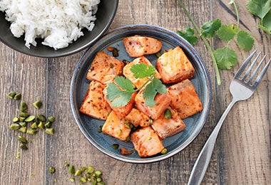 Plato de bocaditos de salmón asado que no inflama el intestino.