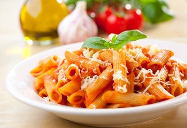 Pasta paccheri en salsa napolitana y queso.