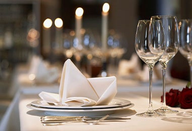 Servilleta, vajilla y copas para montar una mesa formal