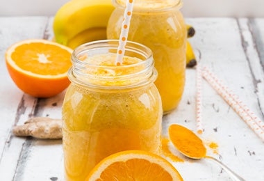 Smoothie de cúrcuma, naranja y plátano colorantes comestibles