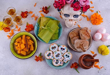 Plato con pan de muerto y churros, dos preparaciones muy mexicanas.