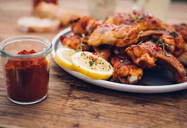 Alitas de pollo con especias, una botana fácil para ver fútbol. 