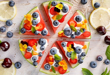 Pizza de frutas con una sandía como base, un snack fácil y rico.