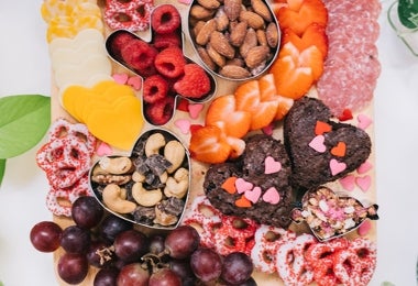 Tabla con frutas, quesos y chocolates para servir como botana navideña.