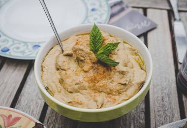 Un dip de garbanzo, perfecto para los snacks saludables