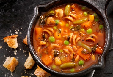 Las sobras de comida, como verduras y papas, se pueden aprovechar en un guiso.