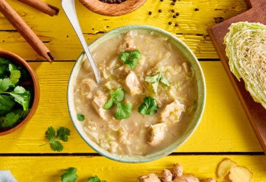 Tazón de sopa aguada con pollo para el primer tiempo de la comida corrida.