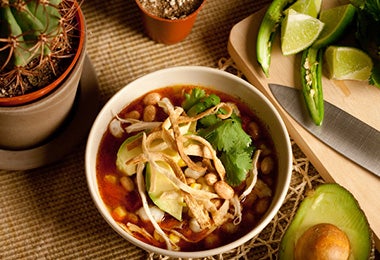 Sopa de tortilla con tiras fritas de tipos de tortilla  