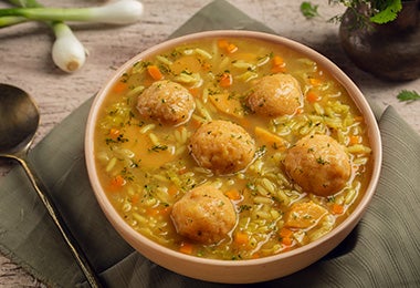 Sopa de verduras con albóndigas caseras vegetarianas