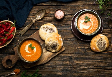 Sopas frías servidas a la mesa y acompañadas con pan  