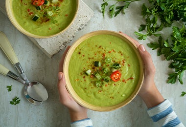 Tazones con sopa fría de pepino una preparación ideal para el verano 