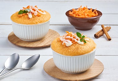 Soufflé de zanahoria decorados con ralladura y crema