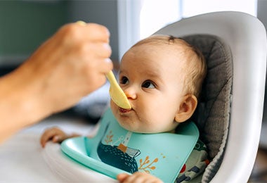 Cocinero mezclando preparación con cuchara de silicona.
