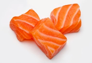 Cubos de salmón ahumado en frío utilizados para sushi.