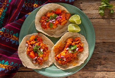 Tacos con carne y pico de gallo, emplatado típico de la gastronomía mexicana.