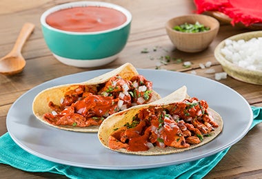 Tacos mexicanos de carne con salsa