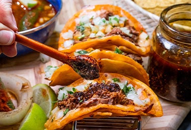Tacos al pastor con nopal.