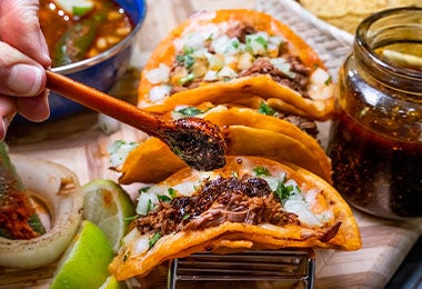 Tacos con salsa de xoconstle.