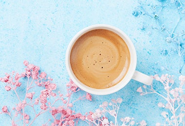 Taza de café debida en desayuno sorpresa para mamá 