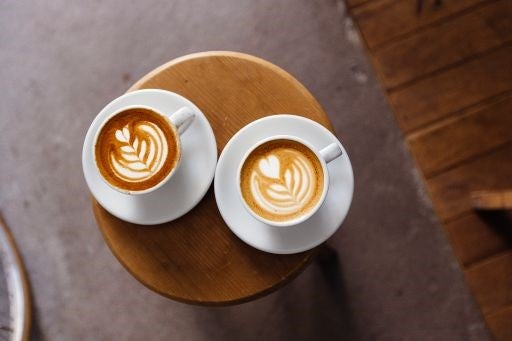 Dos tazas de café latte en desayuno continental 