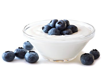 Tazón de mora azul con yogurt griego, opción de postre con proteína 