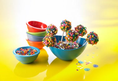 Tazón con cake pops con grajeas de colores