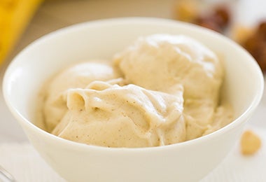 Tazón con gelato, helado italiano de textura cremosa  