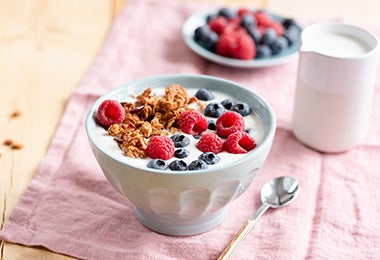Tazón con yogurt, mora azul, frambuesas y granola