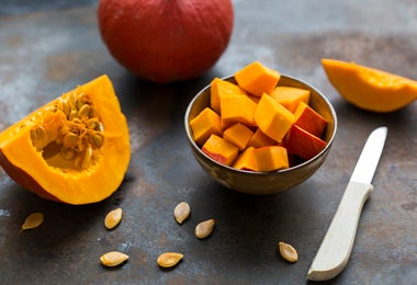 Tipo de calabaza fresca cortada en cubos lista para cocinar en un recipiente