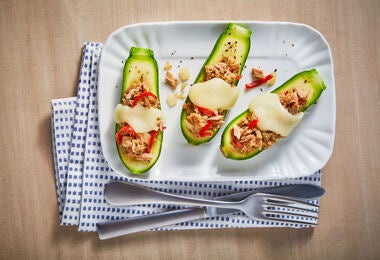 Calabacitas rellenas de atún y queso servidas en un plato blanco
