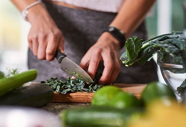 Chiffonade es un tipo de corte que se hace en verduras de hojas verdes y hierbas. 