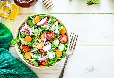 Ensalada con rodajas de jitomate, zanahoria y pepino, un tipo de corte muy común. 