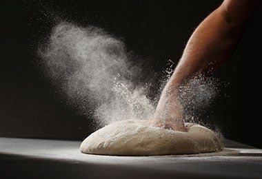 Golpear la harina para sacar el aire es una técnica que se usa con algunos tipos de pan