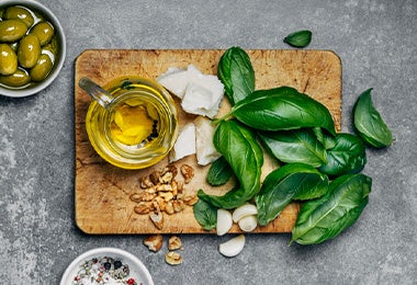 Los ingredientes del pesto genovés, el tipo de pesto más conocido.