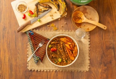 Guiso latinoamericano acompañado de plátano frito