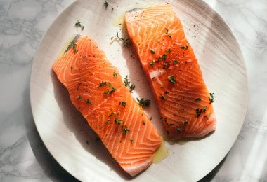 Filetes de salmón fresco sazonados com hierbas
