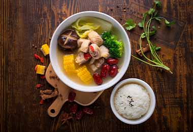 Un tipo de sopa de origen chino, acompañada con arroz.