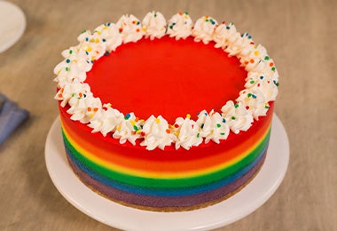 Pastel de cumpleaños decorado con estilo arcoiris