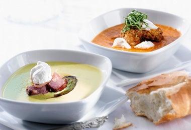 Sopas frías de diferentes variedades con pan frescos