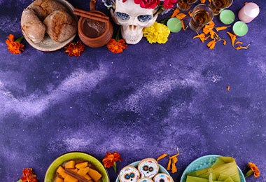 Variedad de dulces en altar para celebrar Día de Muertos 