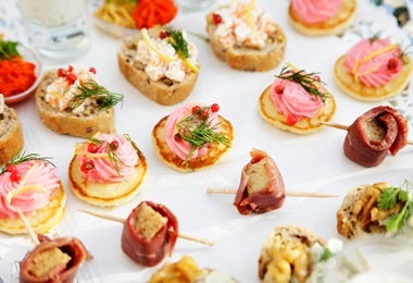 Variedad de montaditos y tapas españolas